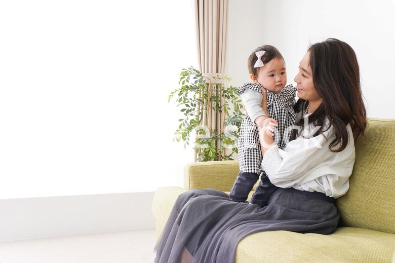 家でリラックスをするお母さんと赤ちゃん