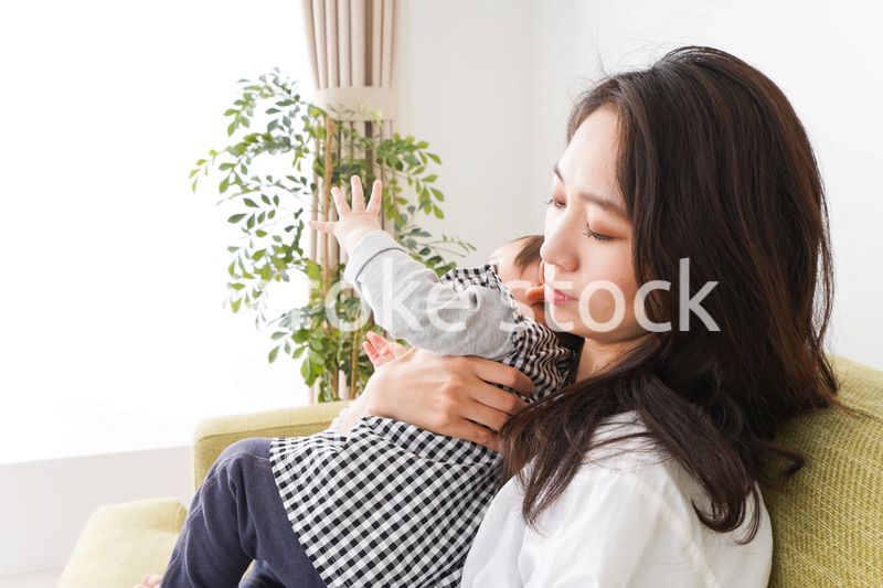 家でリラックスをするお母さんと赤ちゃん