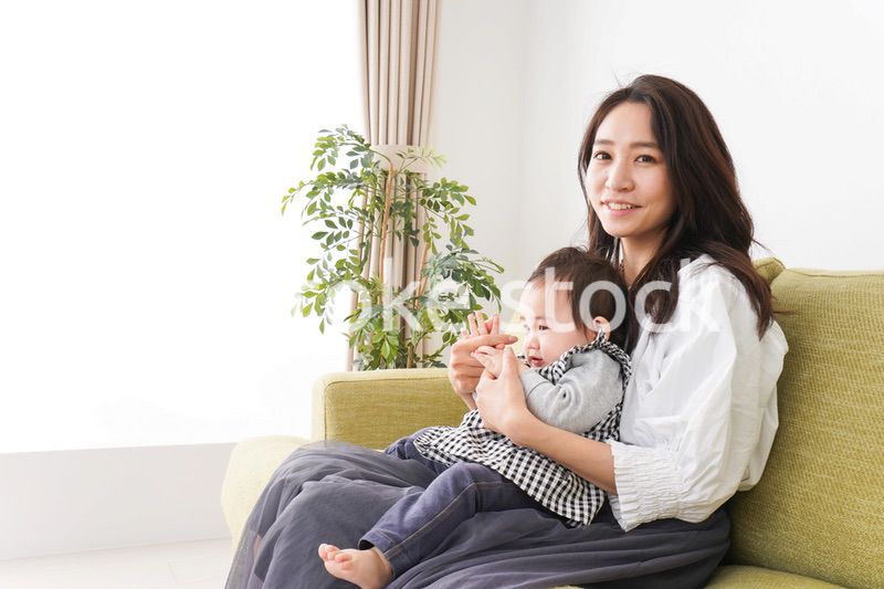 家でリラックスをするお母さんと赤ちゃん