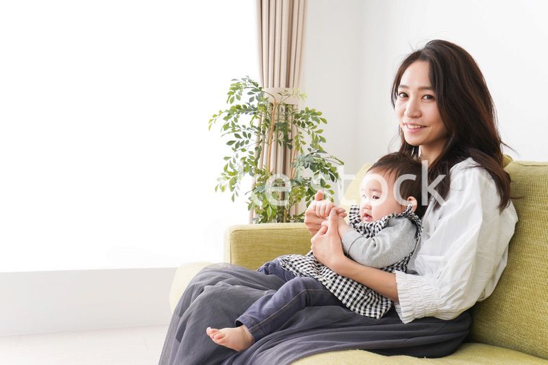 家でリラックスをするお母さんと赤ちゃん