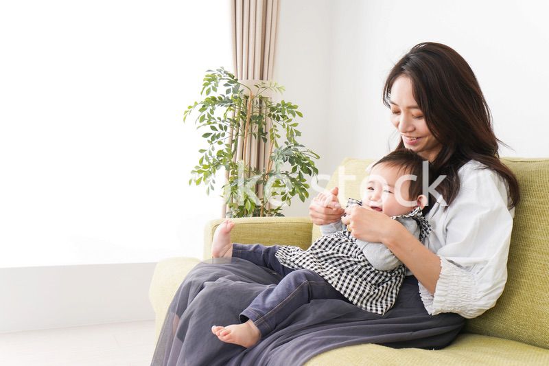 家でリラックスをするお母さんと赤ちゃん