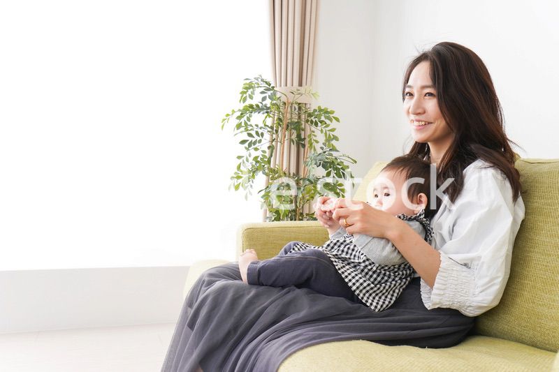 家でリラックスをするお母さんと赤ちゃん