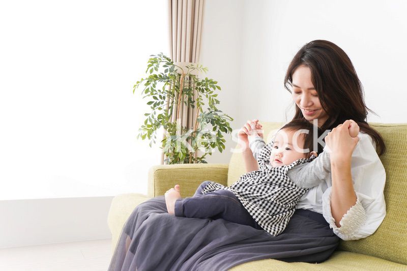 家でリラックスをするお母さんと赤ちゃん
