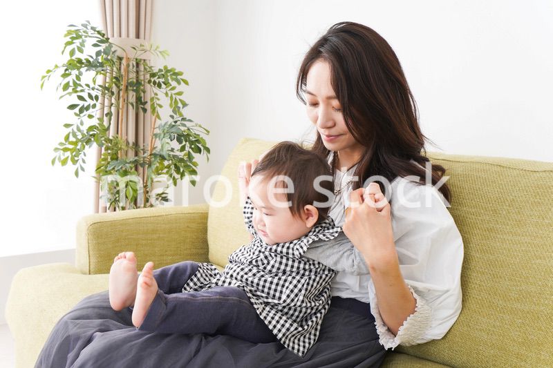 家でリラックスをするお母さんと赤ちゃん