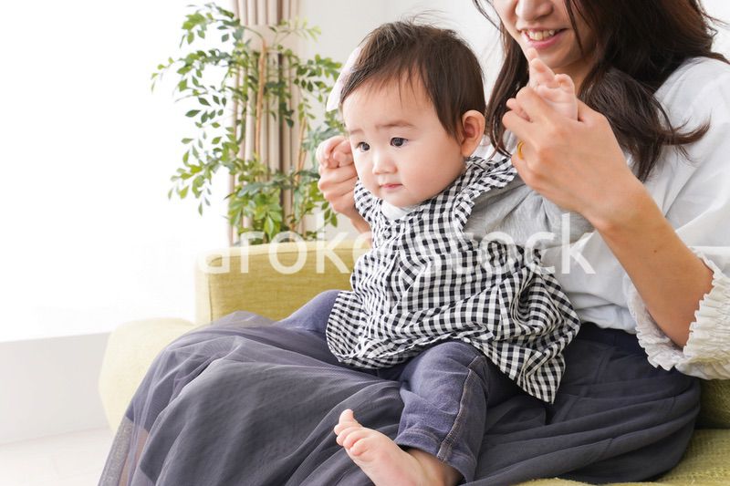 家でリラックスをするお母さんと赤ちゃん