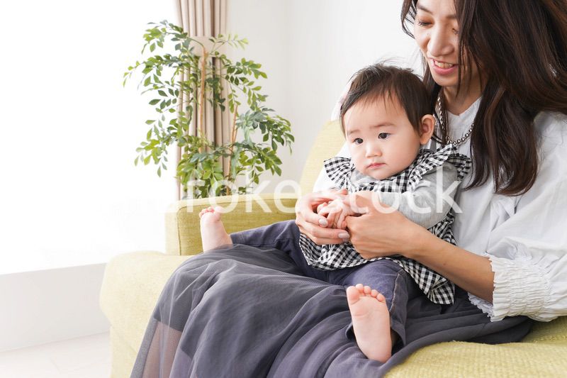 家でリラックスをするお母さんと赤ちゃん