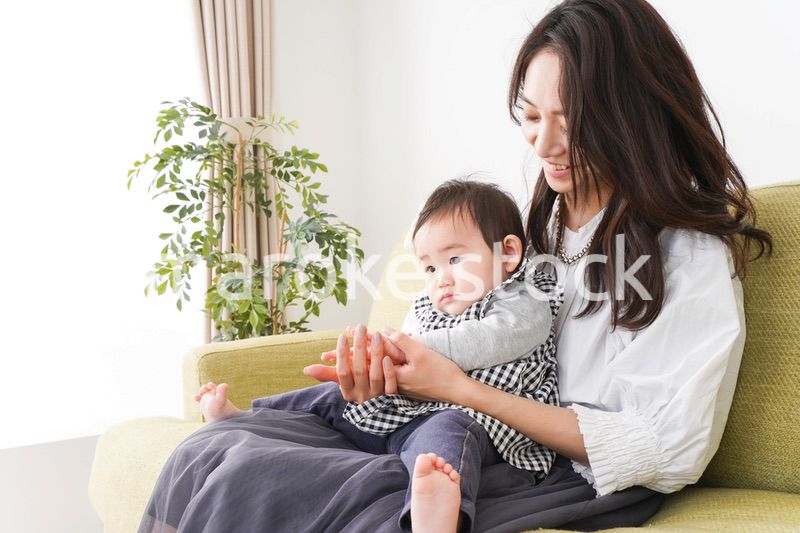 家でリラックスをするお母さんと赤ちゃん