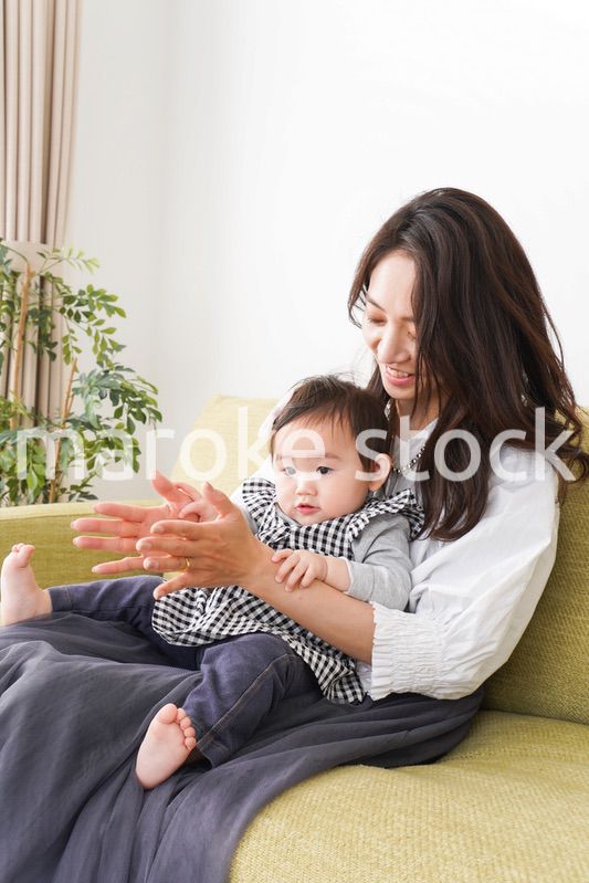 家でリラックスをするお母さんと赤ちゃん