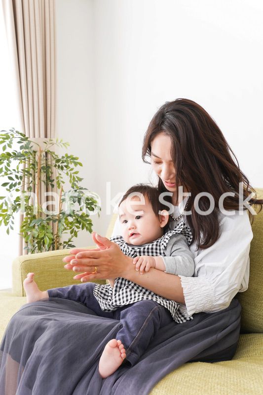 家でリラックスをするお母さんと赤ちゃん