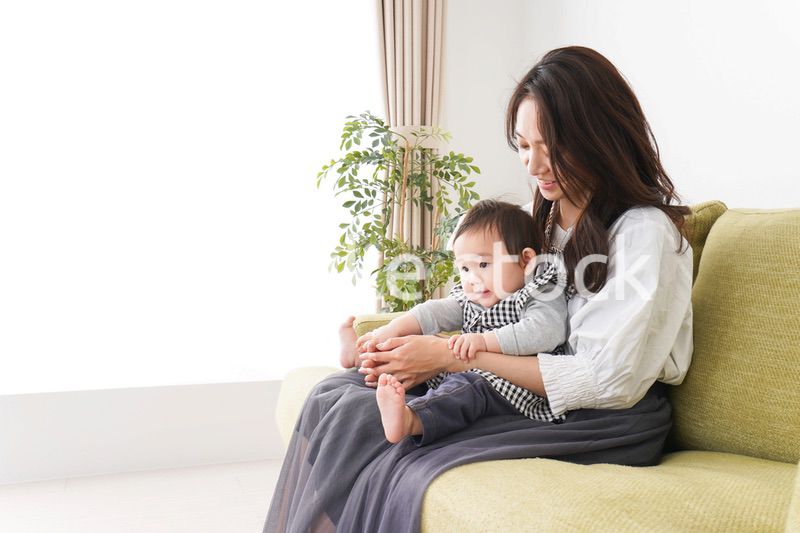 家でリラックスをするお母さんと赤ちゃん