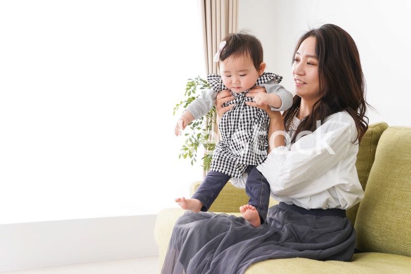 家でリラックスをするお母さんと赤ちゃん