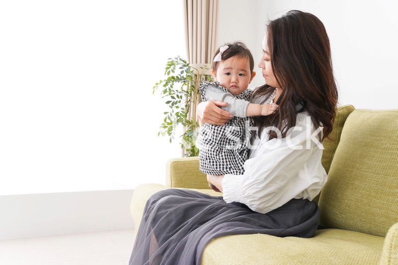 家でリラックスをするお母さんと赤ちゃん