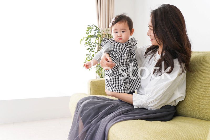 家でリラックスをするお母さんと赤ちゃん