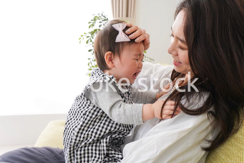 家でリラックスをするお母さんと赤ちゃん