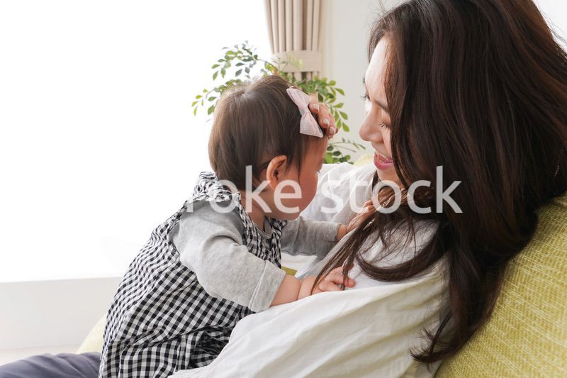 家でリラックスをするお母さんと赤ちゃん