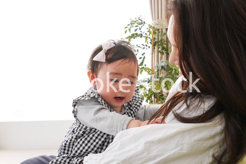 家でリラックスをするお母さんと赤ちゃん