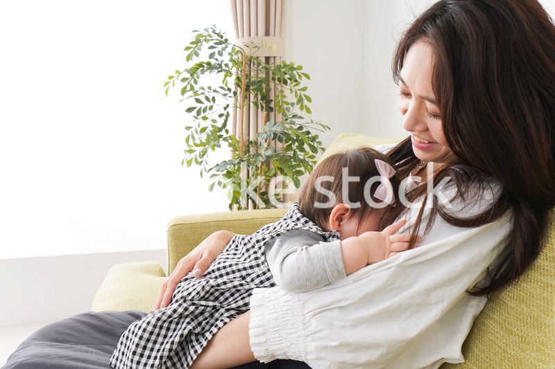 家でリラックスをするお母さんと赤ちゃん