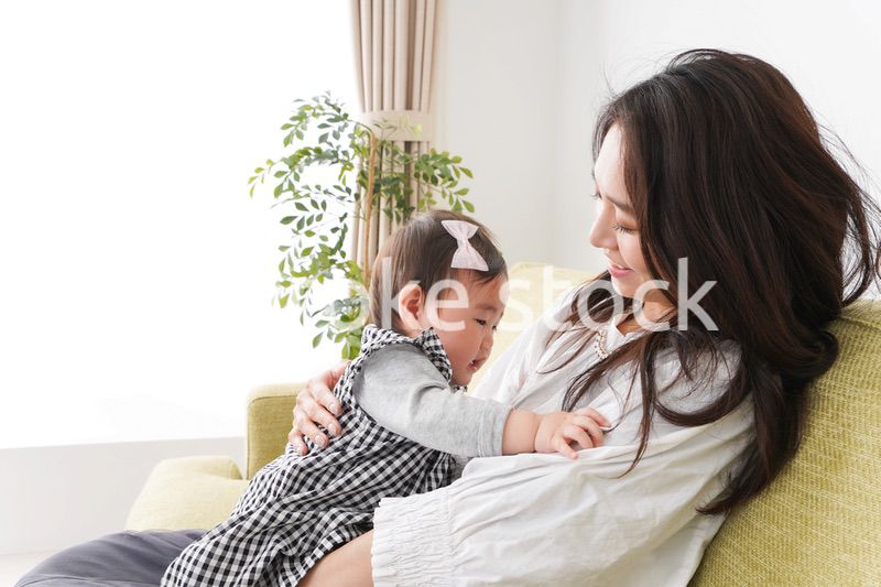 家でリラックスをするお母さんと赤ちゃん