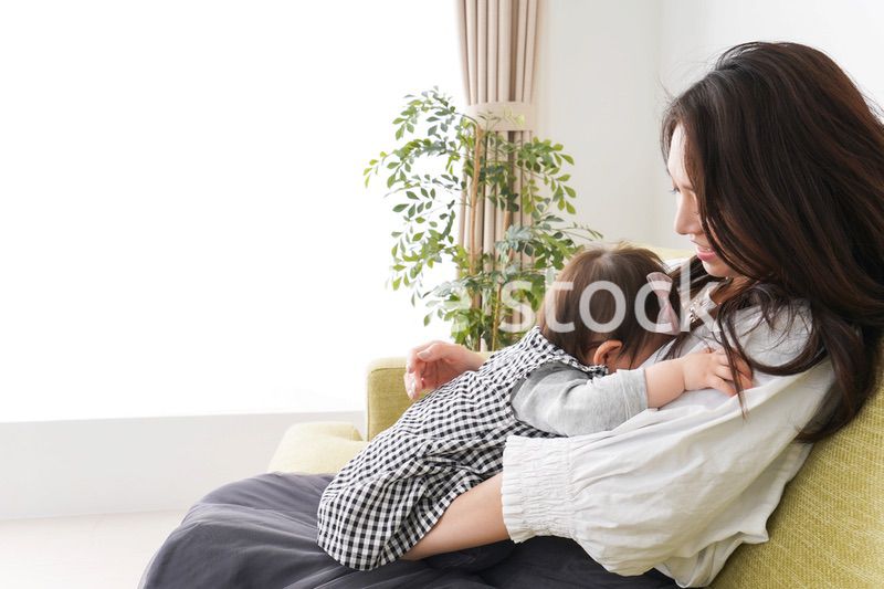 家でリラックスをするお母さんと赤ちゃん