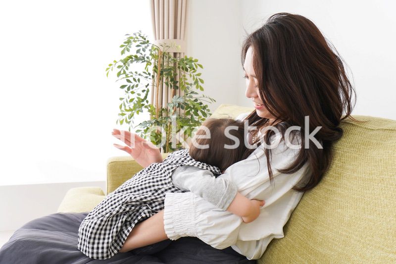 家でリラックスをするお母さんと赤ちゃん