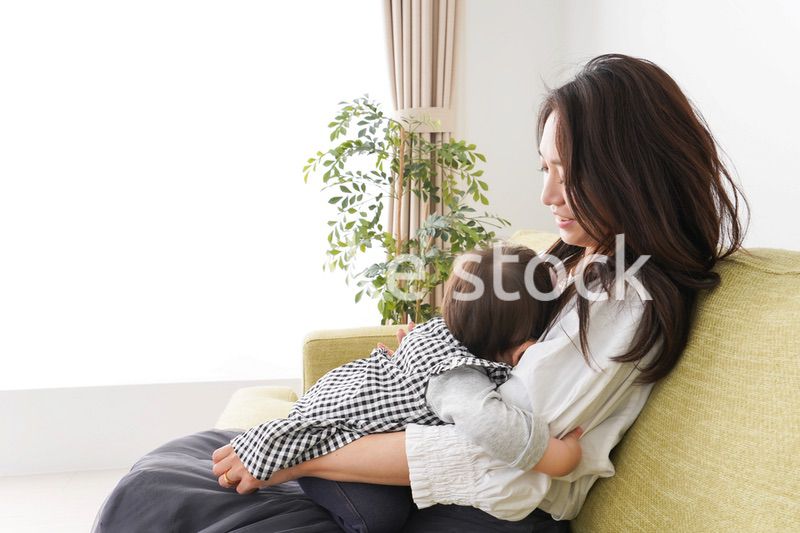 家でリラックスをするお母さんと赤ちゃん