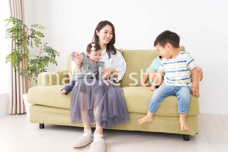 家族と楽しく遊ぶ子どもたち