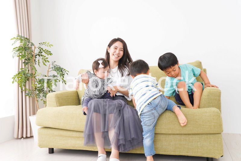 家族と楽しく遊ぶ子どもたち