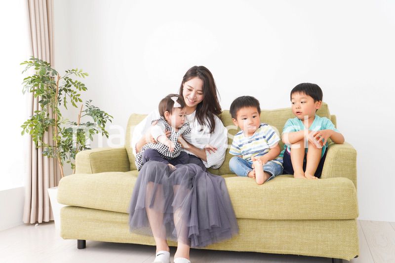 家族と楽しく遊ぶ子どもたち