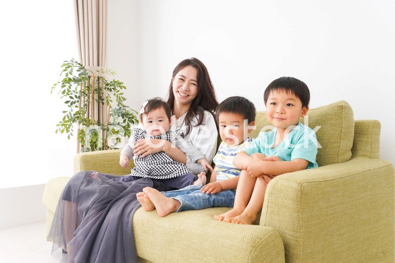 家族と楽しく遊ぶ子どもたち