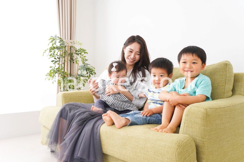 家族と楽しく遊ぶ子どもたち