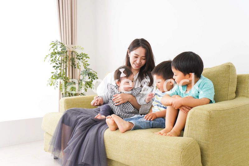 家族と楽しく遊ぶ子どもたち