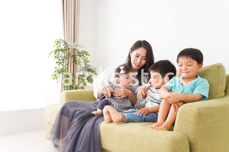 家族と楽しく遊ぶ子どもたち