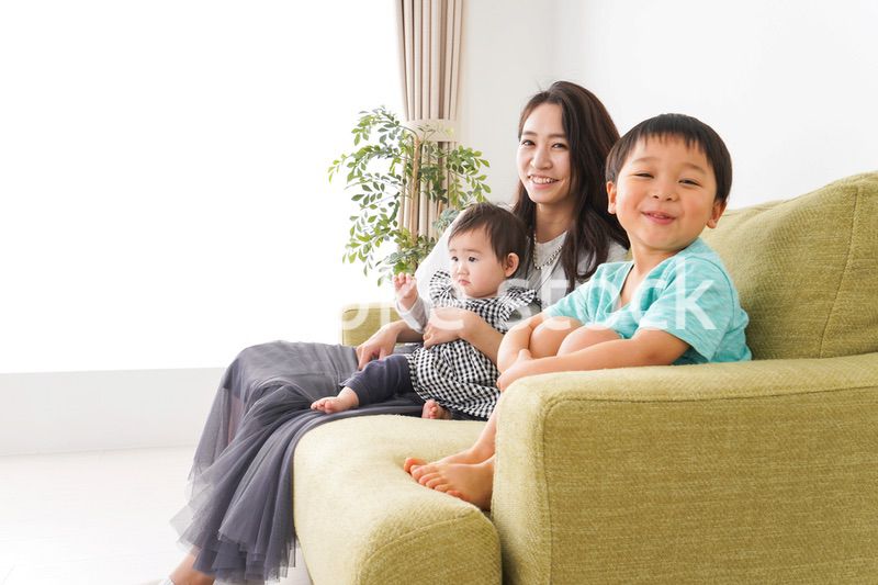 家族と楽しく遊ぶ子どもたち