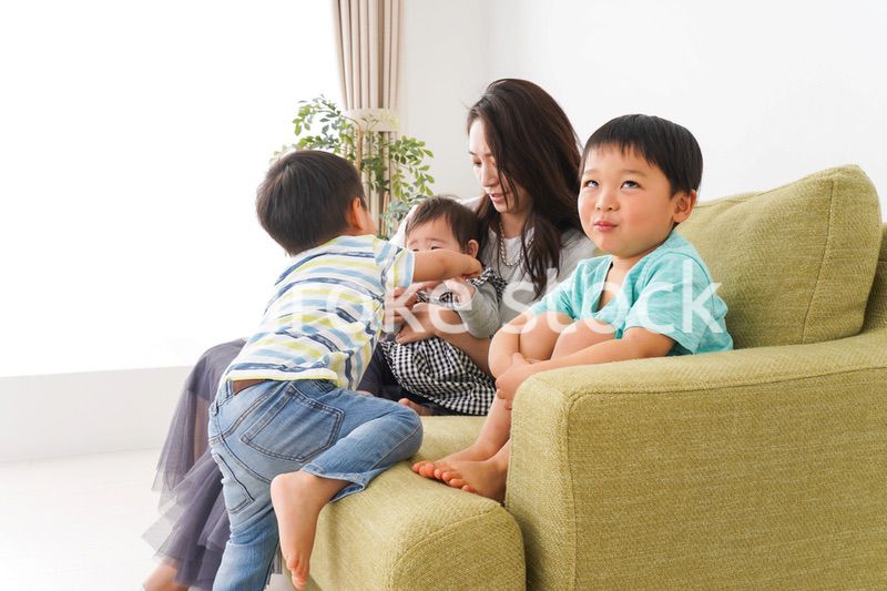 家族と楽しく遊ぶ子どもたち