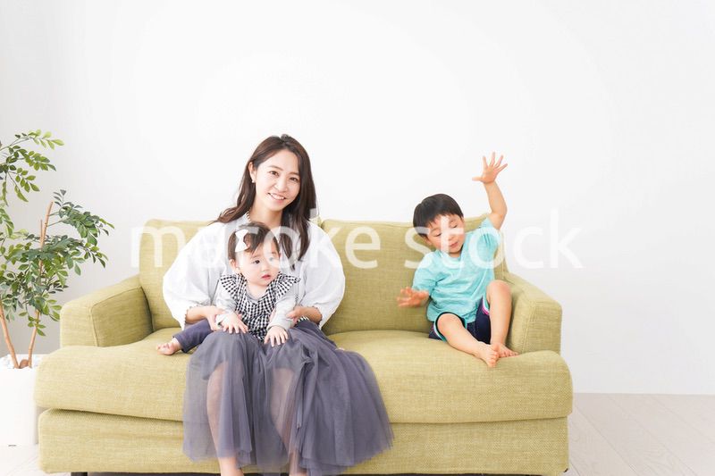 家族と楽しく遊ぶ子どもたち