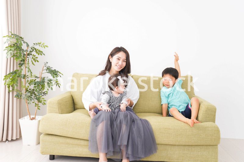 家族と楽しく遊ぶ子どもたち