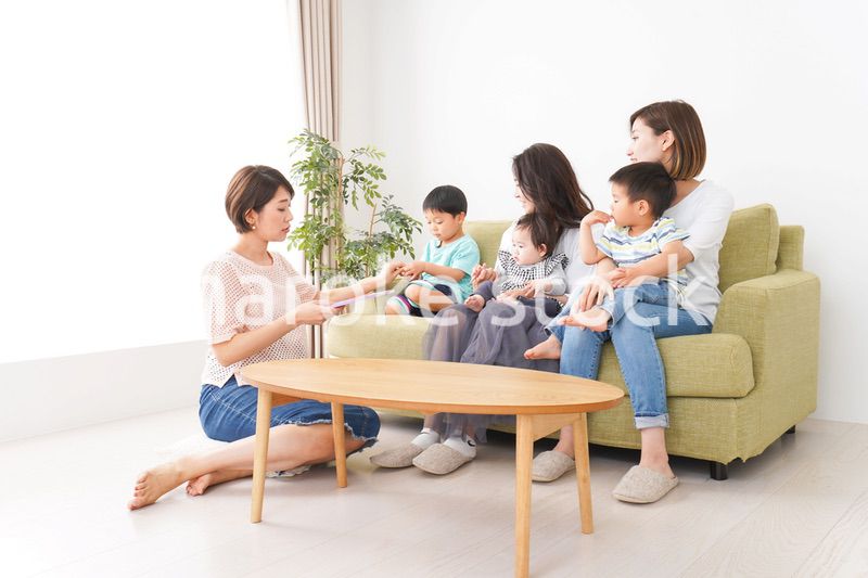 室内で楽しく遊ぶ子供とお母さん