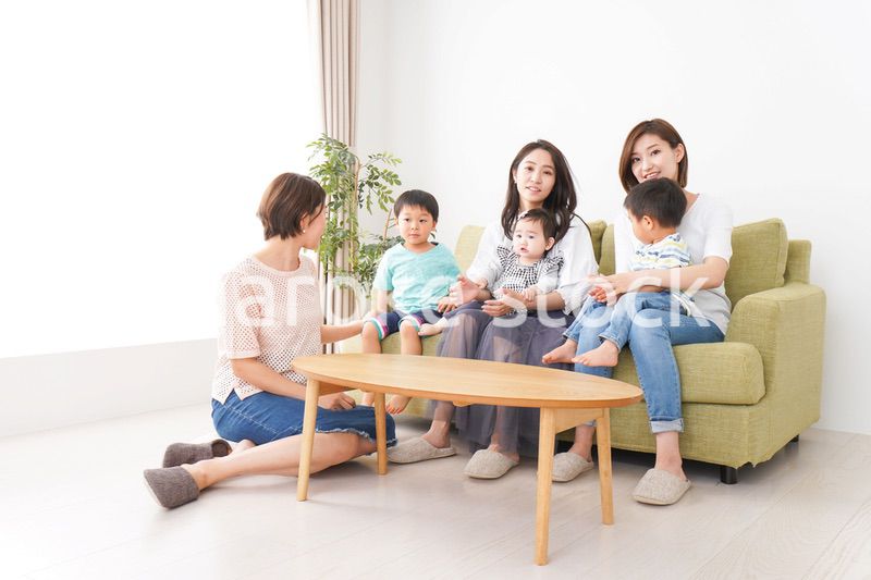 室内で楽しく遊ぶ子供とお母さん