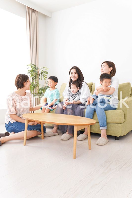 室内で楽しく遊ぶ子供とお母さん