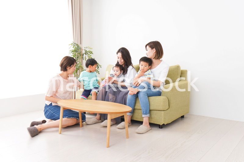 室内で楽しく遊ぶ子供とお母さん