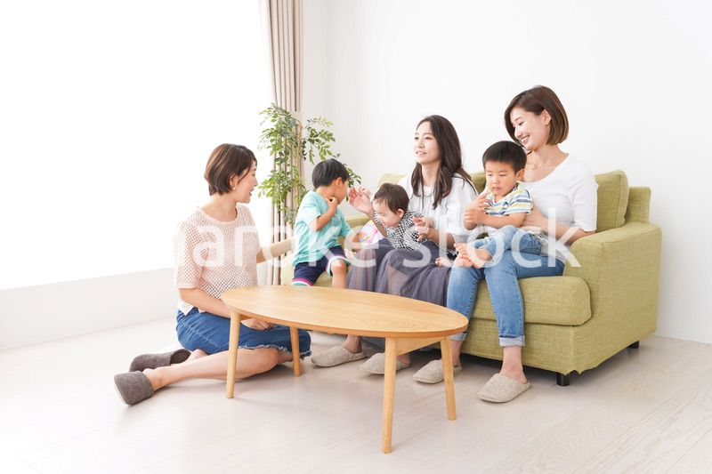 室内で楽しく遊ぶ子供とお母さん