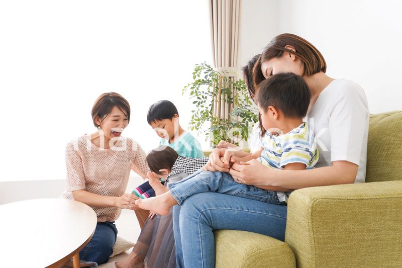 室内で楽しく遊ぶ子供とお母さん