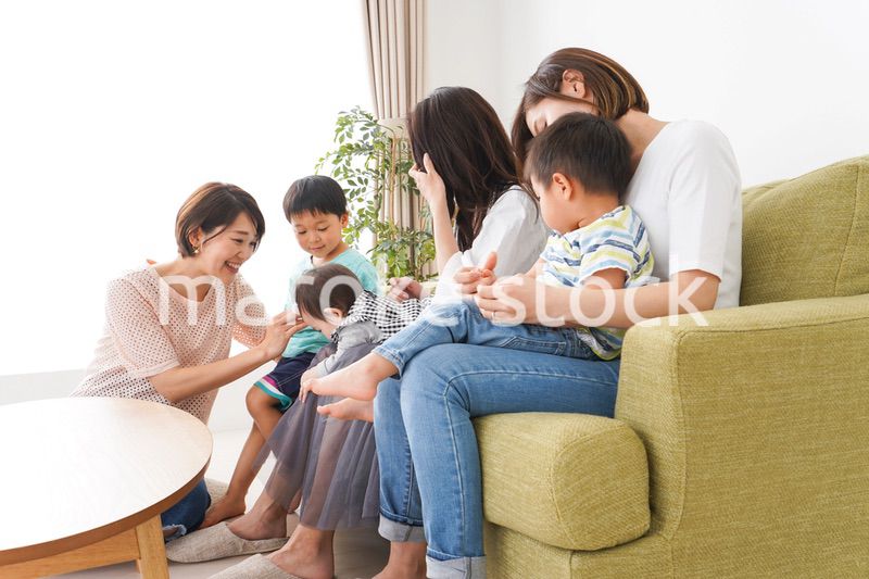 室内で楽しく遊ぶ子供とお母さん