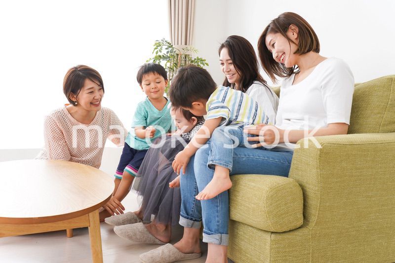 室内で楽しく遊ぶ子供とお母さん