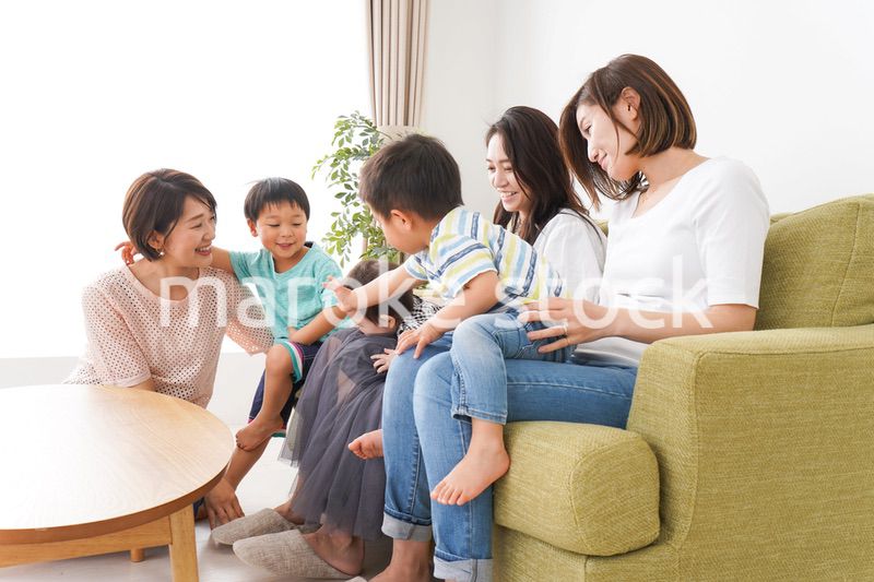 室内で楽しく遊ぶ子供とお母さん