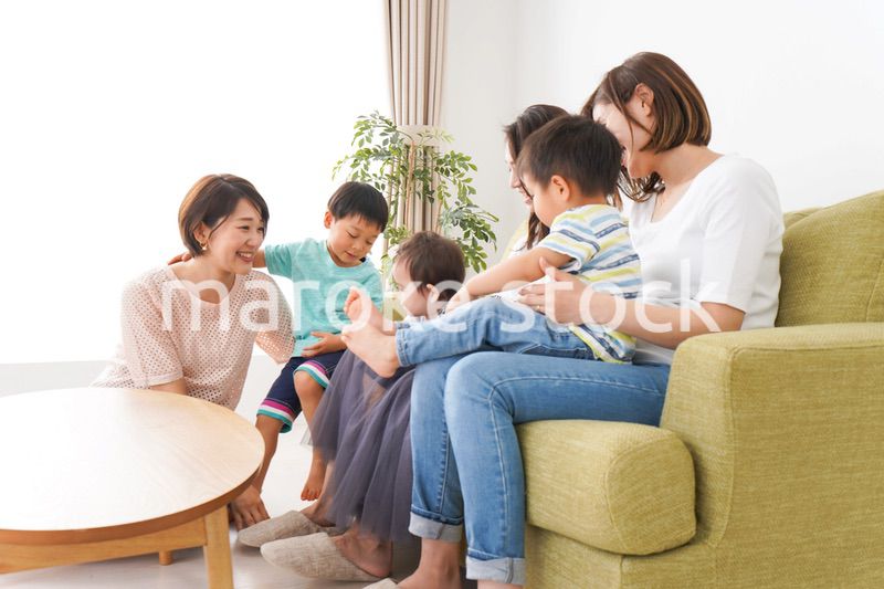 室内で楽しく遊ぶ子供とお母さん