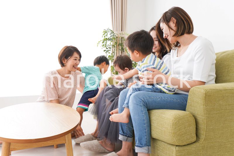 室内で楽しく遊ぶ子供とお母さん