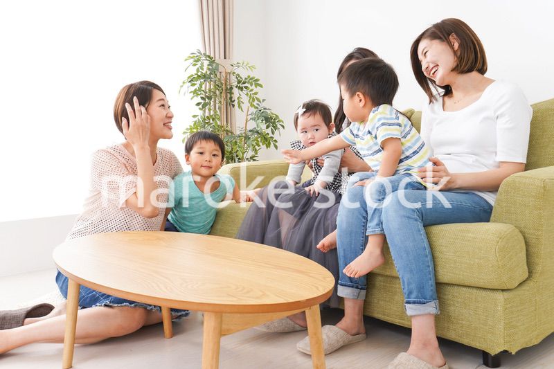 室内で楽しく遊ぶ子供とお母さん