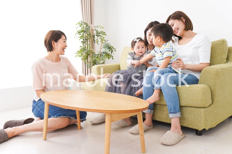 室内で楽しく遊ぶ子供とお母さん