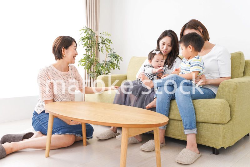 室内で楽しく遊ぶ子供とお母さん